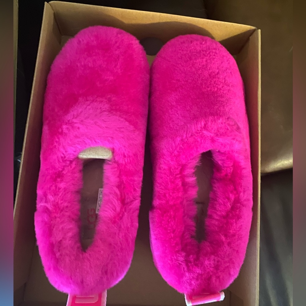NEW, never worn UGG classic cozy bootie in PINK. Size 7W.